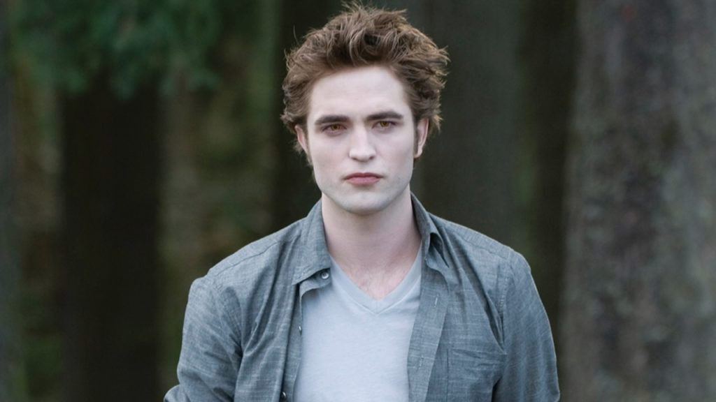 Image of Robert Pattinson as Edward Cullen in New Moon, highlighting his pale complexion and golden eyes as a vampire.
