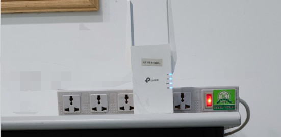 Correct vertical antenna orientation for optimal signal transmission using a power strip