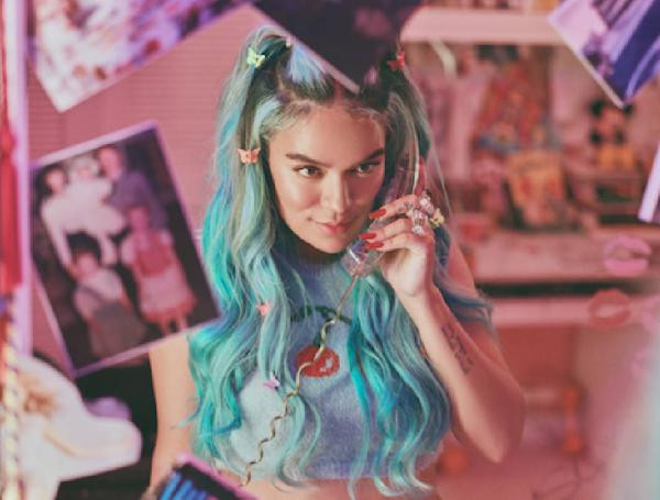 Karol G fue a un colegio religioso y tuvo una crianza conservadora. En Medellín, durante su adolescencia, conoció el reguetón y desde ese momento supo que sería el género musical de su carrera.