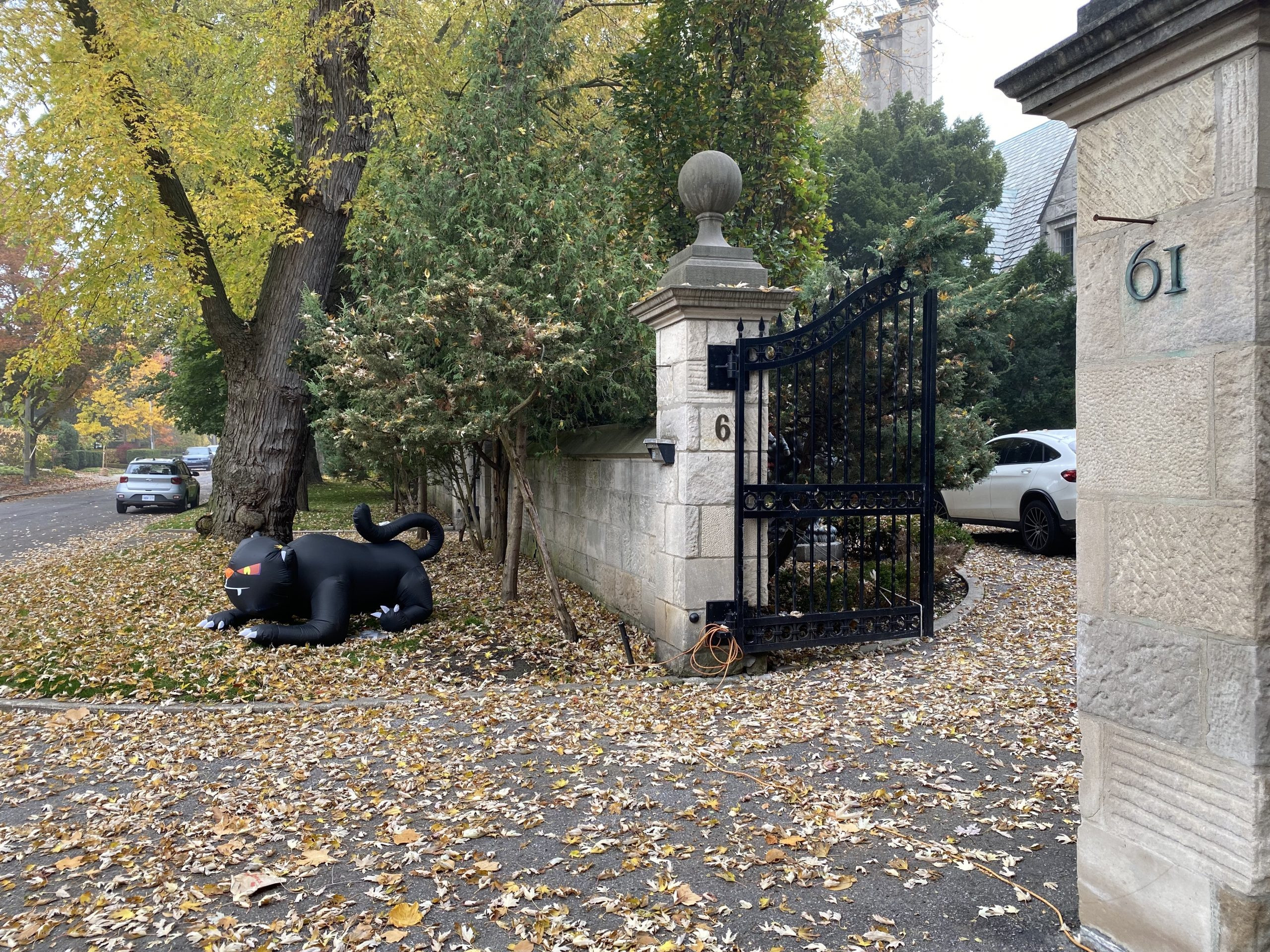 Grand mansion in Toronto used as Emily and Richard Gilmore's house exterior in the Gilmore Girls pilot filming.