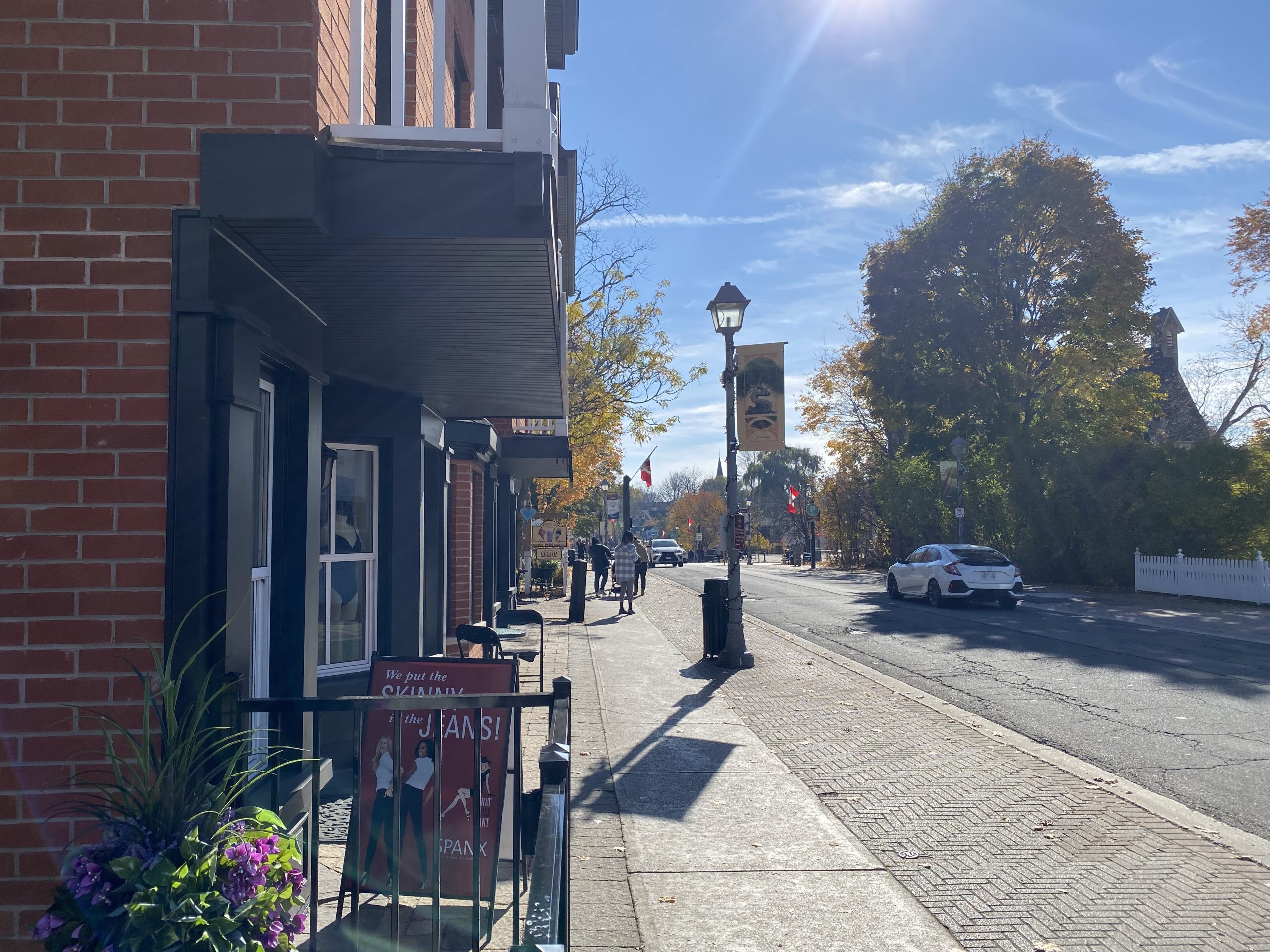 Unionville Main Street with vintage streetlights, a key filming location for Stars Hollow in the Gilmore Girls pilot.