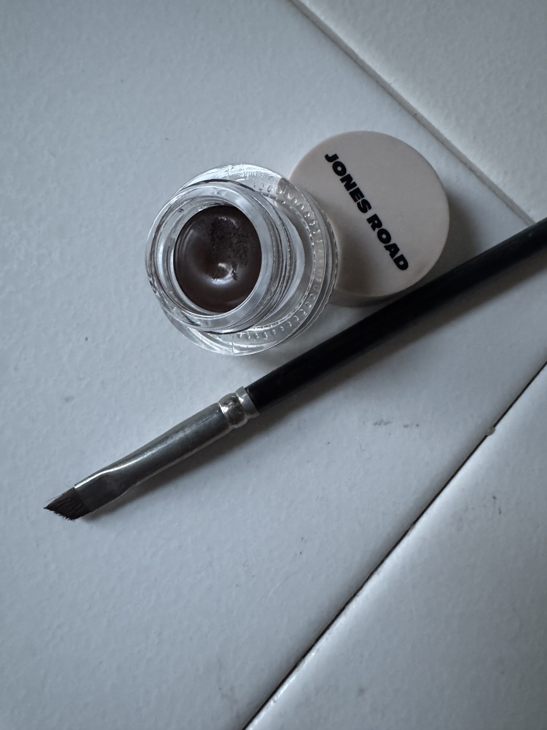 Open jar of Gel Liner