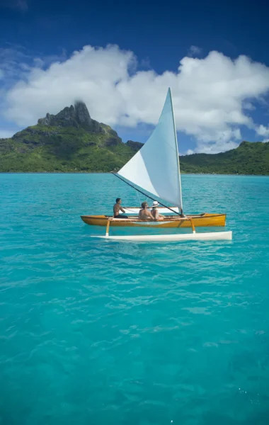 Outrigger canoe in Bora Bora ©Grégoire Le Bacon