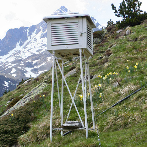Photograph of a stevenson screen in the Refuge d