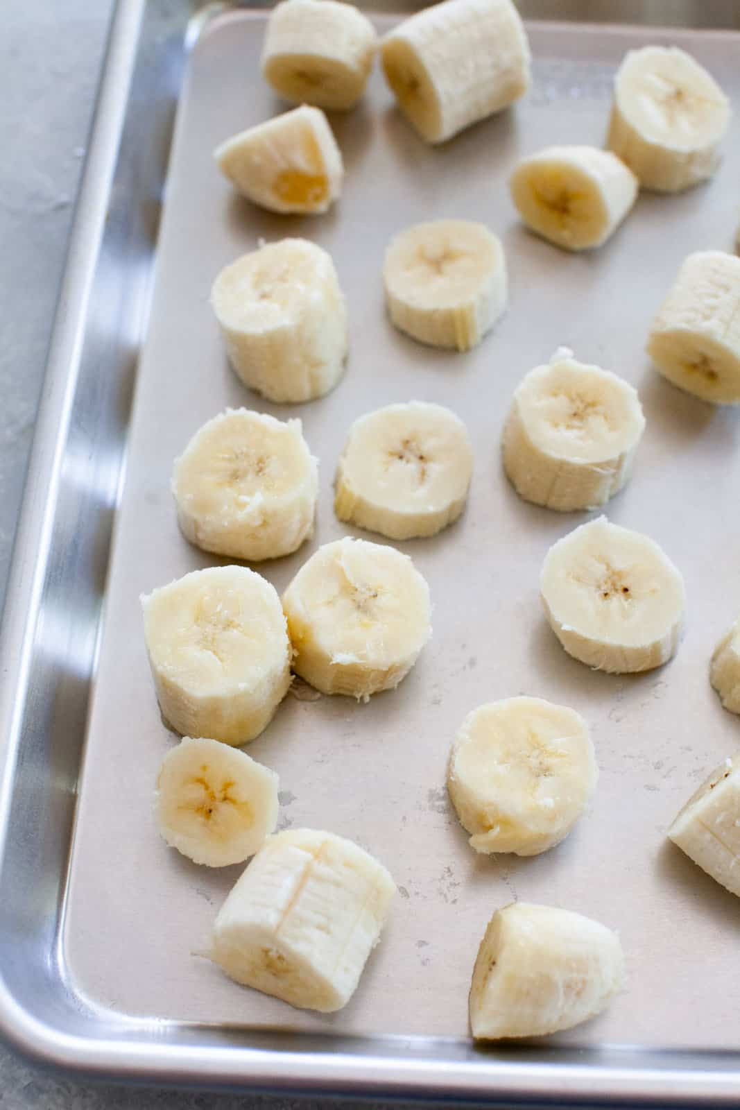 sliced bananas ready to freeze