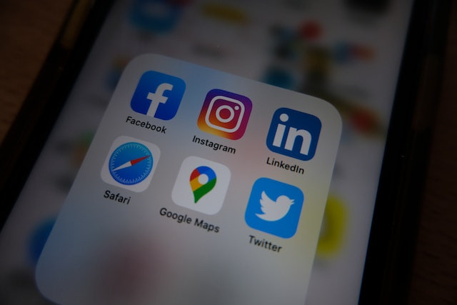 A close-up view of 6 different apps, including Google Maps on an iPhone.